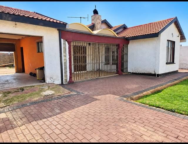 3 BEDROOM HOUSE FOR SALE IN SEBOKENG ZONE 10